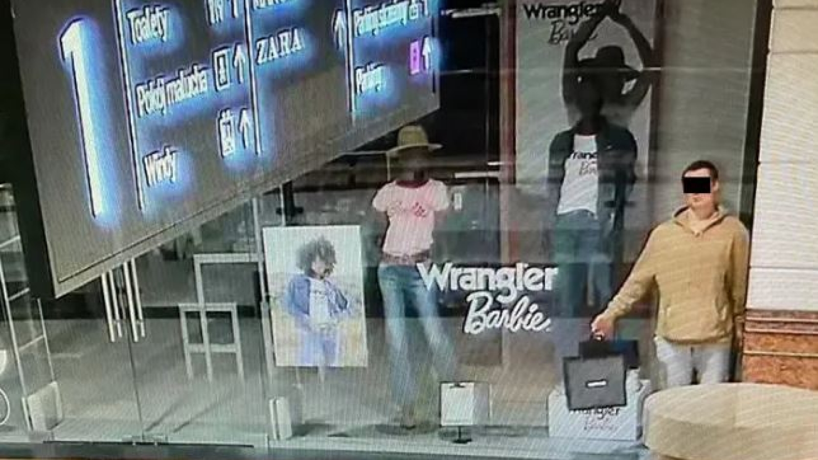 Subject acting as mannequin