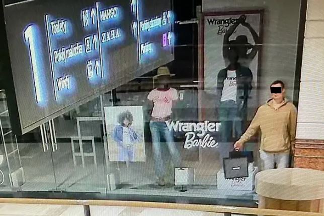 Subject acting as mannequin