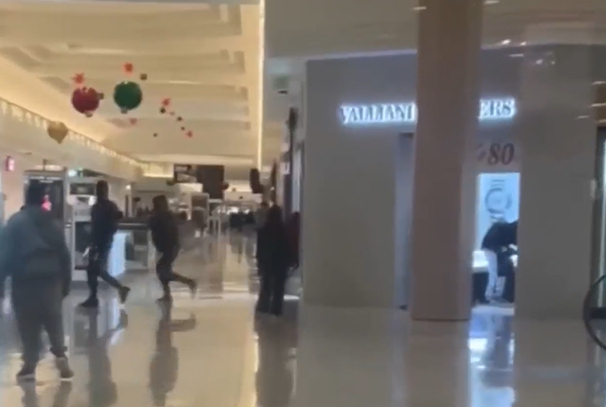 Concord, California- 7-8 Suspects use hammers in smash-and-grab robbery at Concord’s Sunvalley mall.